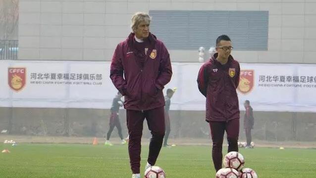 白裤子大妈们